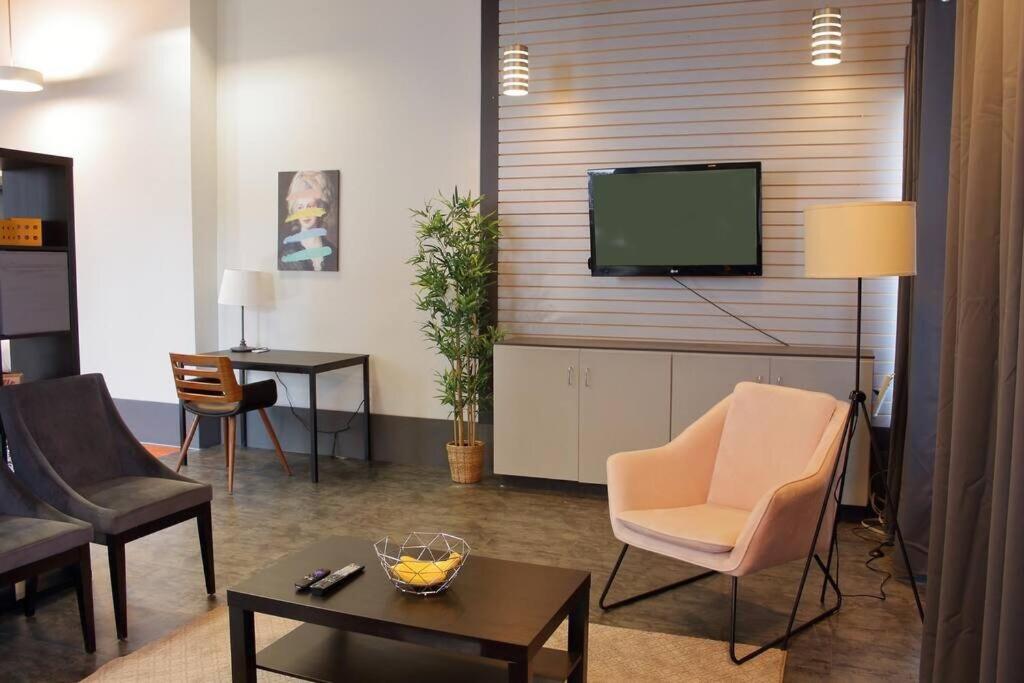 Suite #B, Industrial Styling, Ac Halifax Luaran gambar