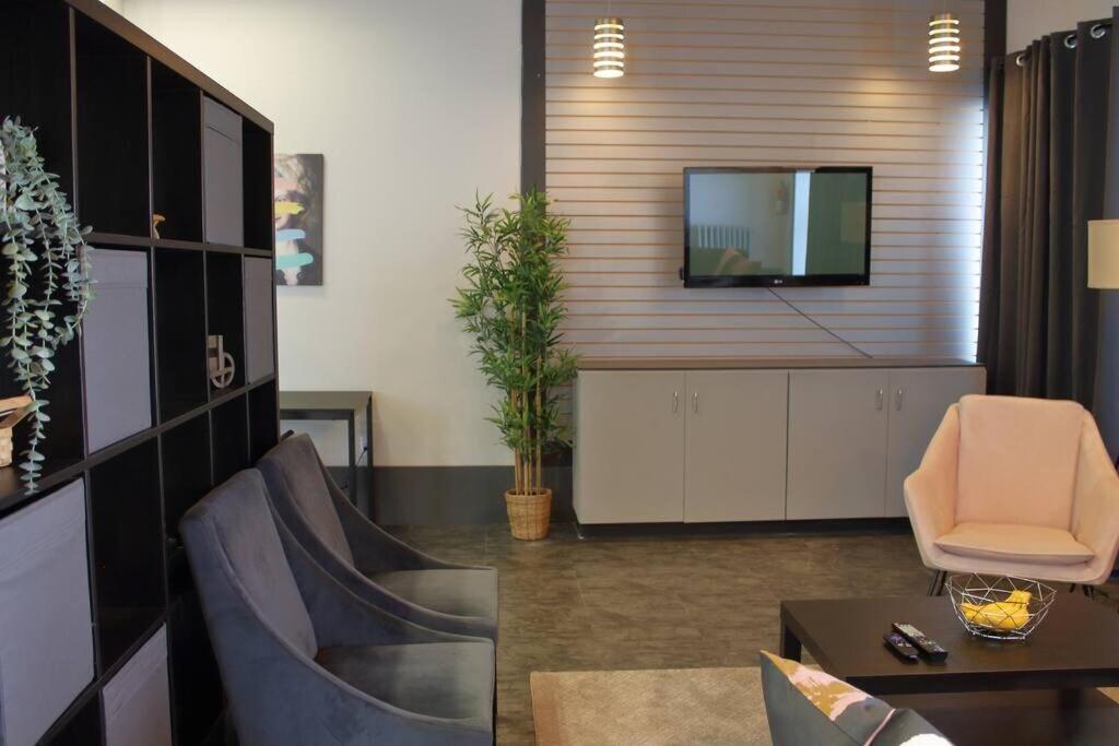 Suite #B, Industrial Styling, Ac Halifax Luaran gambar