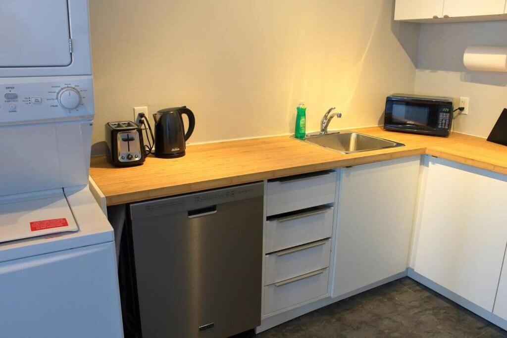Suite #B, Industrial Styling, Ac Halifax Luaran gambar